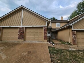 Building Photo - 1821 NE Knollbrook St