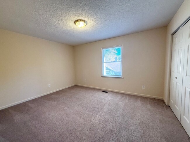 Building Photo - Private 2BD/1.5BA Townhouse in Prime NW Hi...