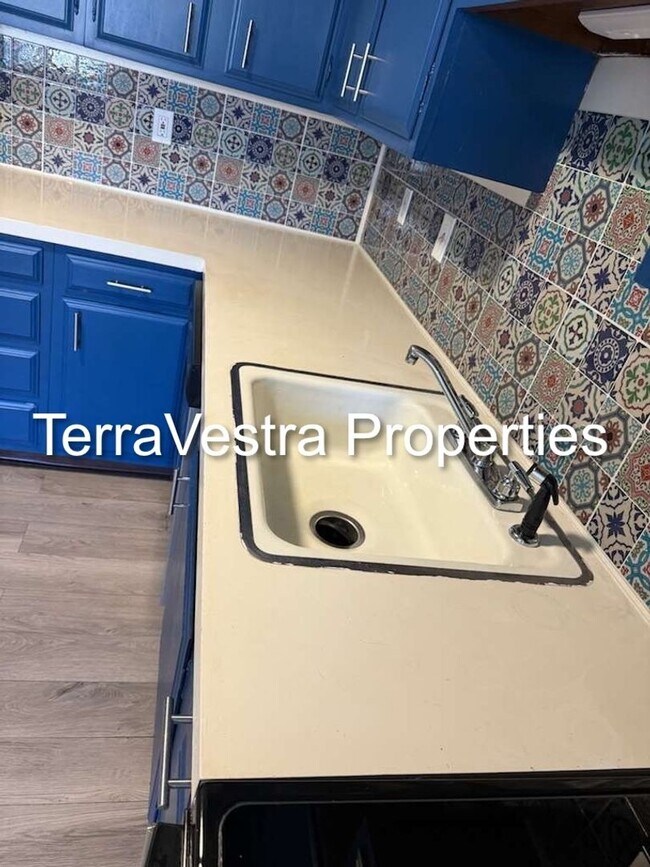 Building Photo - 108 N 8th St