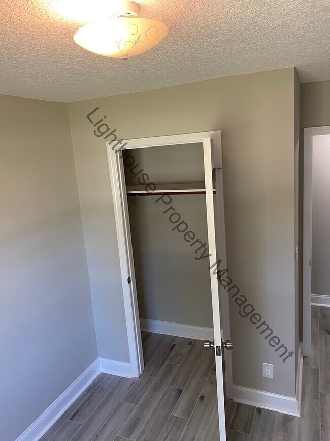 Building Photo - Beautiful 3 Bedroom Home With Fenced Backyard