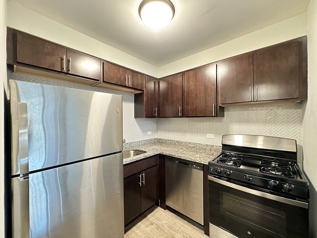 Building Photo - 533 W Surf St