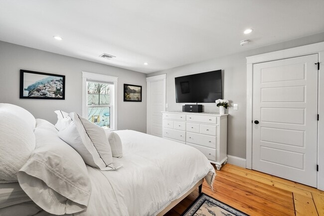 Building Photo - 814 Main St