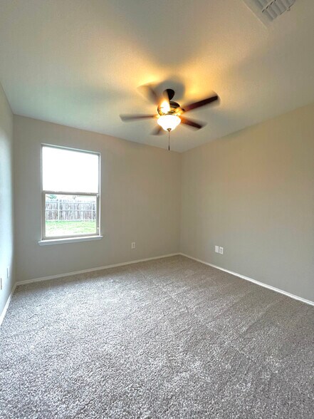 Building Photo - 604 Poncho Ln