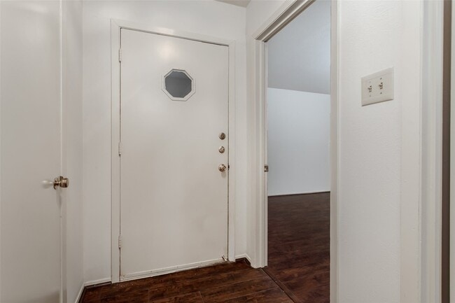 Building Photo - 7544 Brentcove Cir