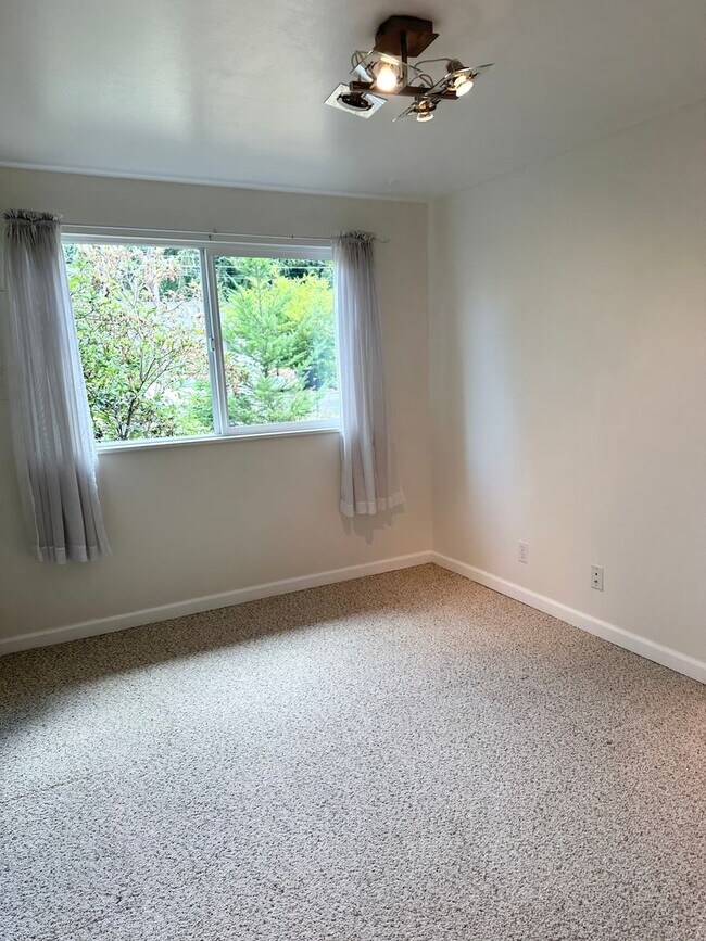 Building Photo - Spacious Home In Peaceful Setting!