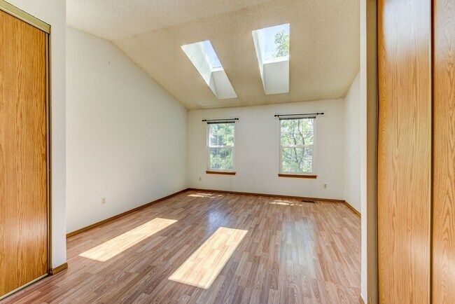 Building Photo - Beautiful 2 bed 2 bath townhome with carport in desirable Hearthwood Neighborhood With Pool!!