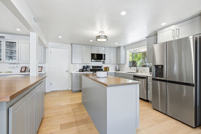 Building Photo - 4 Bed | 2 Bath | Pool & Spa | RV Access | Newbury Park