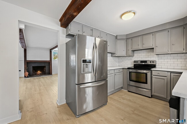 Building Photo - 99 Ramapoo Rd