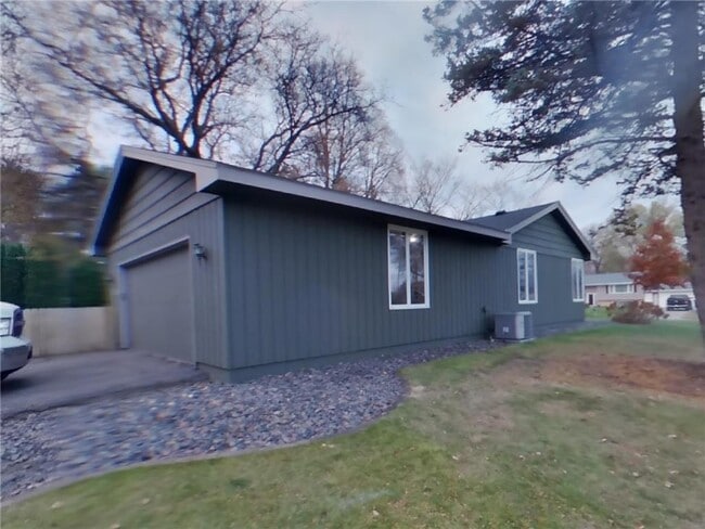 Building Photo - 820 Shenandoah Ln N