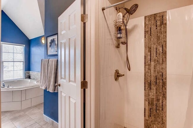 Building Photo - 420 W Oak St