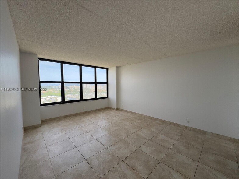 Building Photo - 2500 Parkview Dr