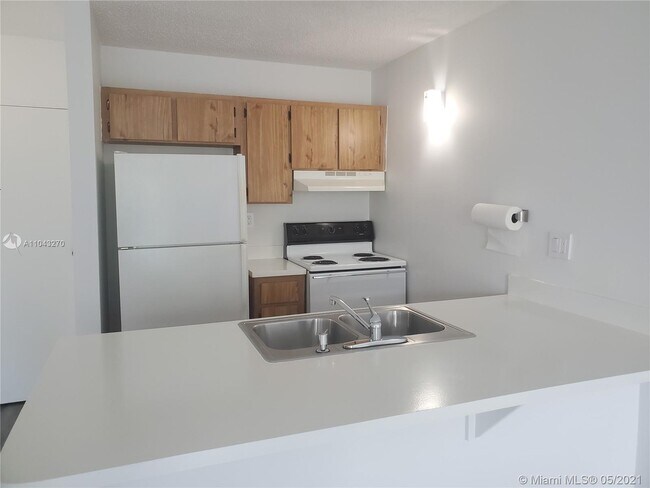 Building Photo - 2701 Riverside Dr