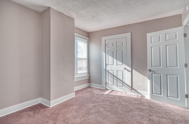 Building Photo - 921 Miller Ave