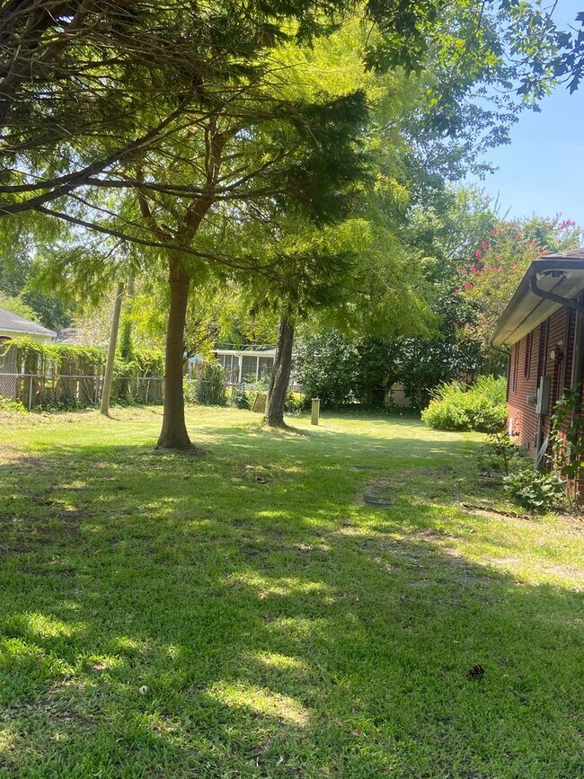 Building Photo - Brick single family