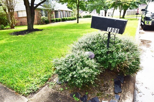 Building Photo - 1806 Cedarwood Ct