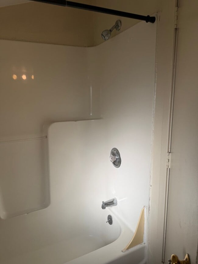 Building Photo - 2 bedroom 1 bathroom house - Close to Campus!