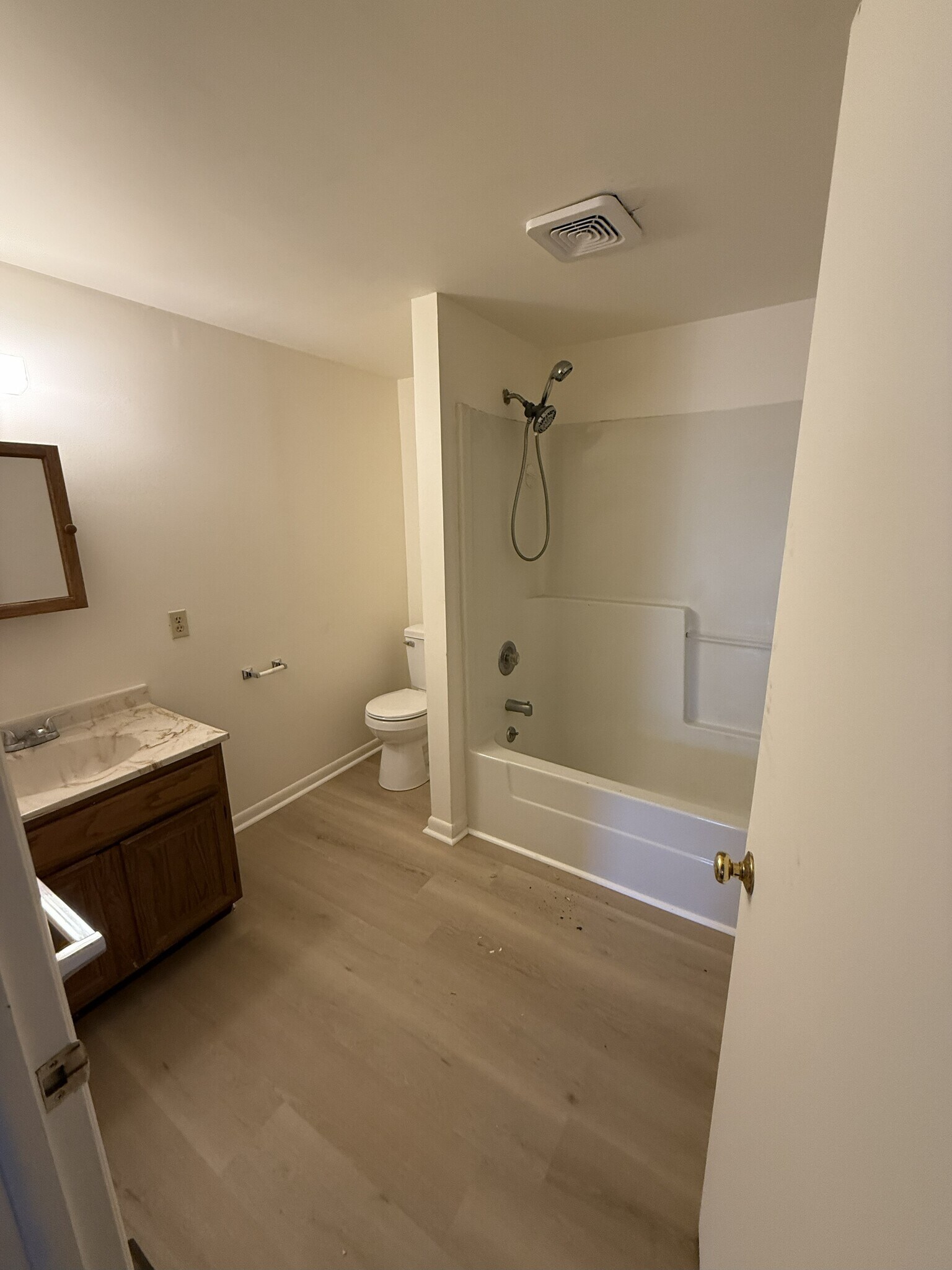 Third floor bath/tub - 11 Spruce St
