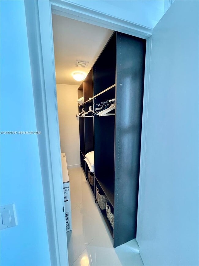 Building Photo - 15811 Collins Ave
