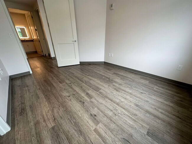 Building Photo - 409 Elm St