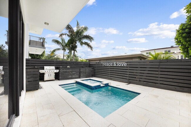 Building Photo - 2516 NE 21st St