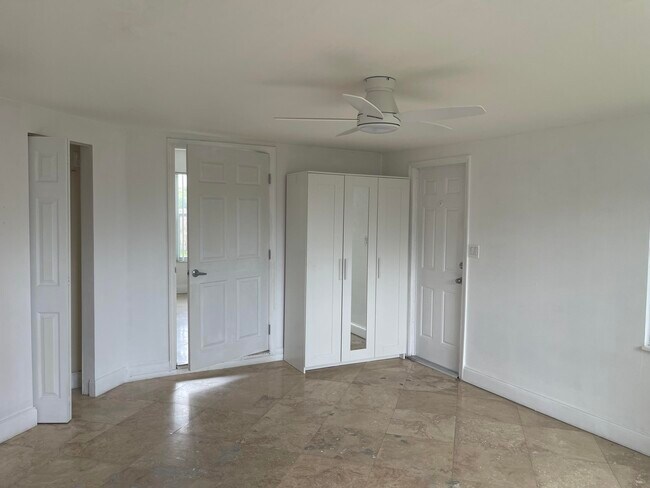 Building Photo - 927 W Royal Palm Rd