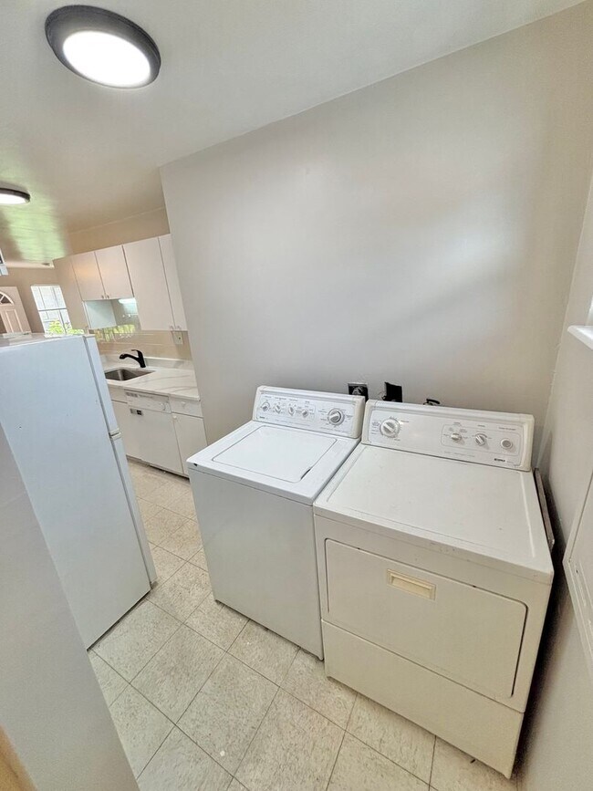 Building Photo - Prime Location! 1BR Bungalow Near DU, Light Rail & Porter Hospital — Available Now!!