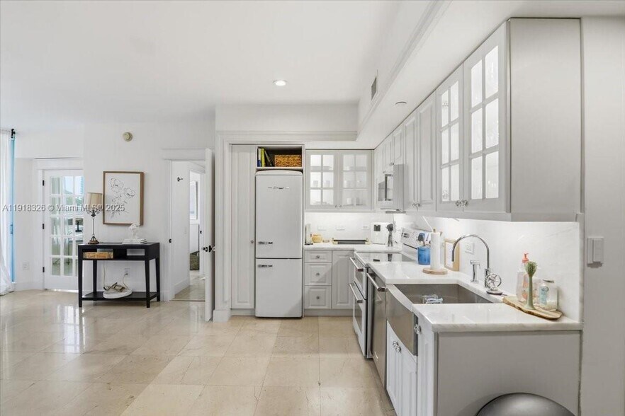 Building Photo - 350 S Miami Ave