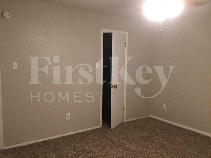 Building Photo - 604 Circleview Dr