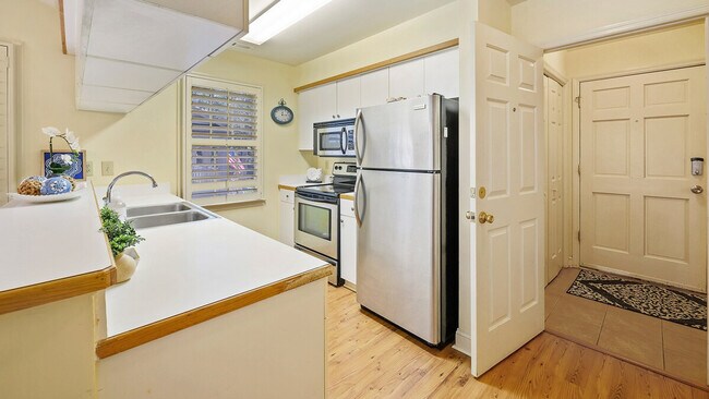 Building Photo - 14 Stillwood Dr