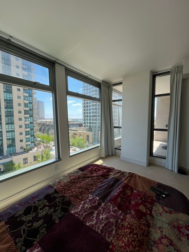 Building Photo - Experience upscale living in Downtown San Diego with great views. This is a must see!