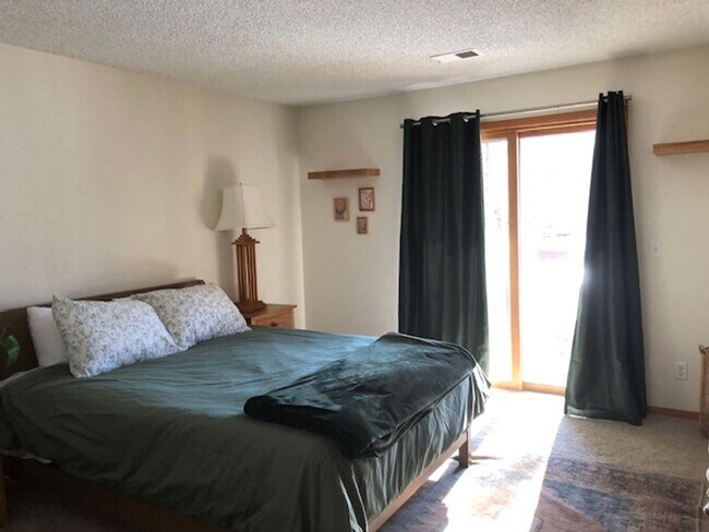 Building Photo - Furnished or Unfurnished One Bedroom / One Bath Apartment in Central Boulder