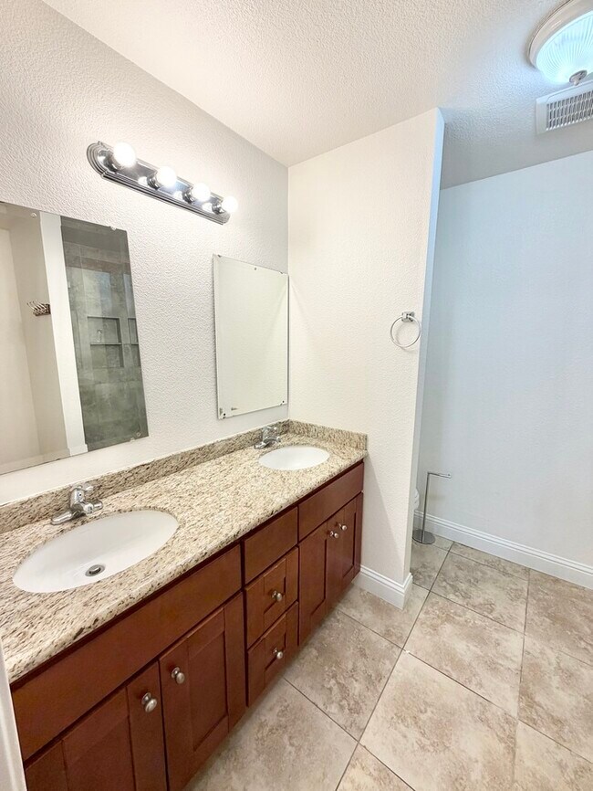 Building Photo - Beautifully updated 3 bedroom 2 bathroom duplex in Carmichael!