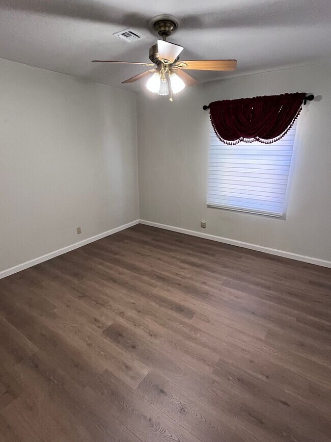 Building Photo - CUTE 2 BEDROOM HOME IN EAST SAC!!