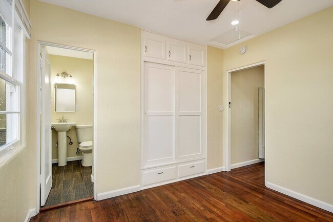 Building Photo - 4415-4419 VAN DYKE AVENUE %