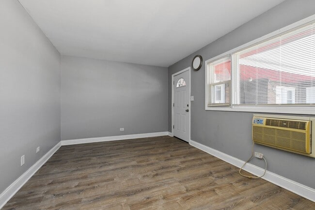 Interior Photo - 7806-7812 S Troy