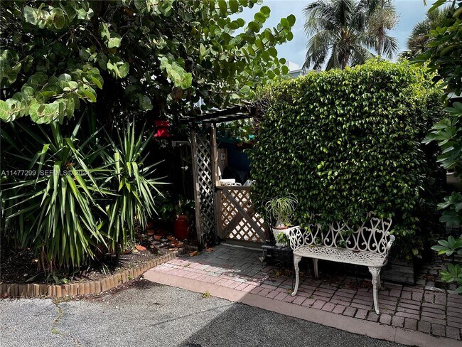 Building Photo - 325 Fernwood Rd