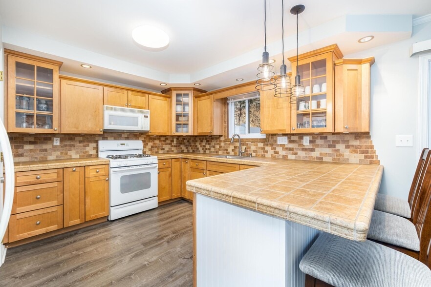 Building Photo - 15 Lake Dr