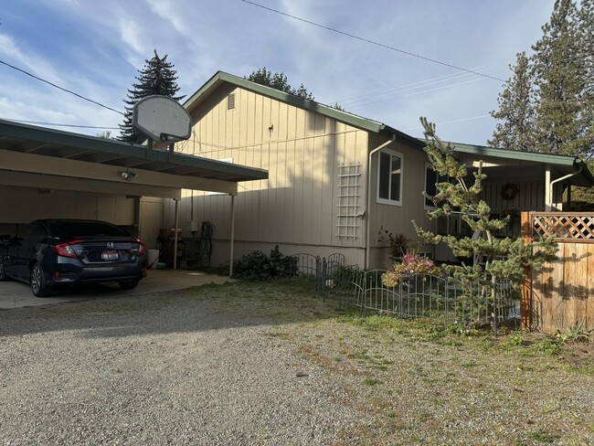 Building Photo - Sanders Beach, Coeur d' Alene 3 Bedroom, 2...