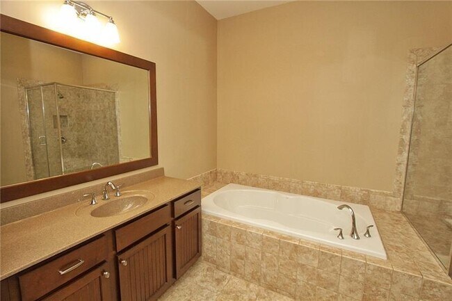 Building Photo - 7605 Lowery Oak Dr