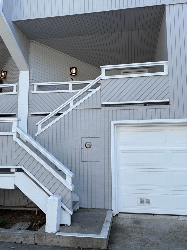 Building Photo - Newport Crest 2 Bedroom Townhouse / Newport Beach