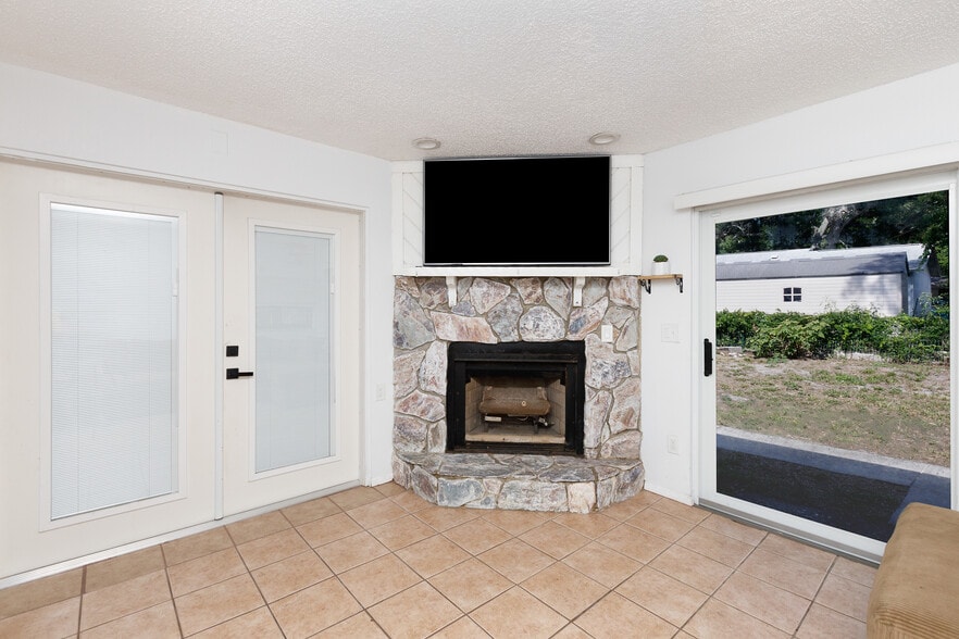 Building Photo - 1041 Jadewood Ave