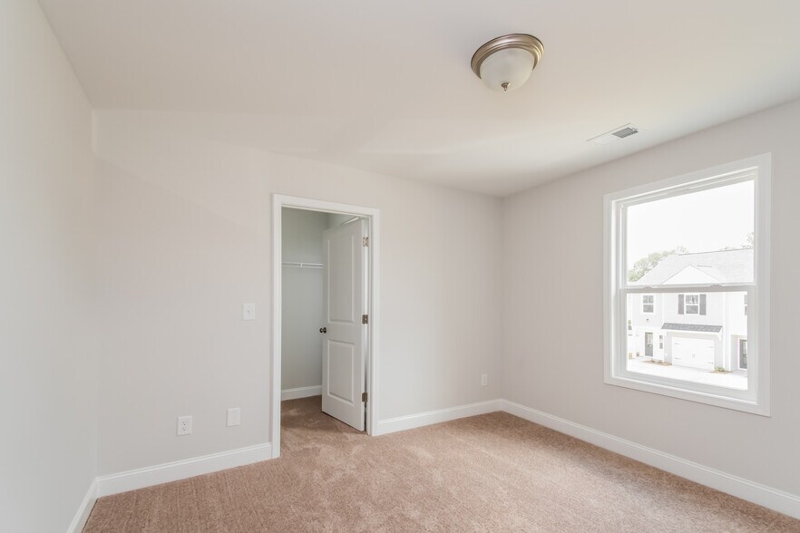 Building Photo - 420 Blue Robin Ln