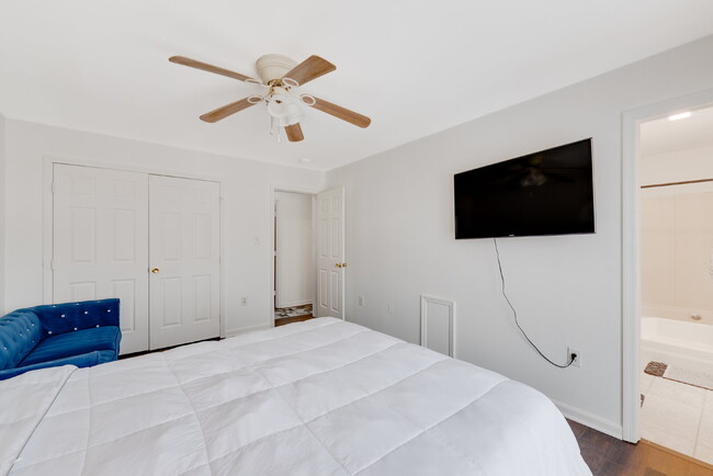 Building Photo - *Fully Furnished Option Available***Nestled in a highly desirable and safe neighborhood