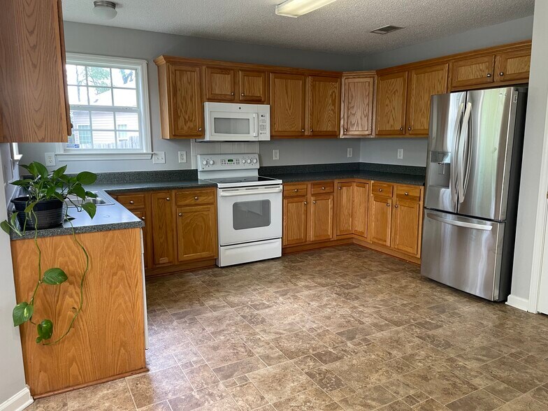 Building Photo - 105 Ainsley Ct