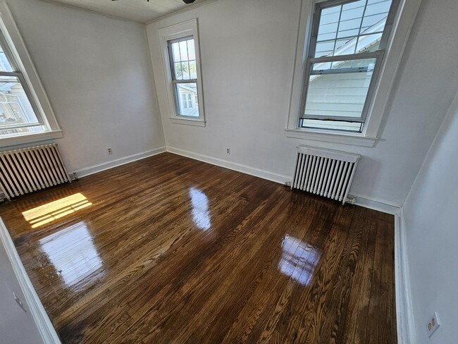 Building Photo - 824 Roosevelt Ave