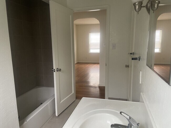 Building Photo - Charming Vintage 2 Bedroom 1 Bathroom Home