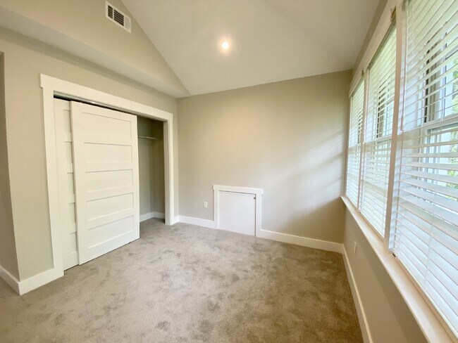 Building Photo - One Bedroom Apartment for Rent in the Heart of Old Town!