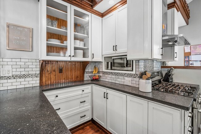 Building Photo - Charming 2-Bedroom Home for Rent in the He...