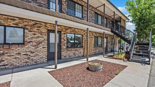 Building Photo - Affordable 2 Bed 1 Bath Apartment! Great location!!