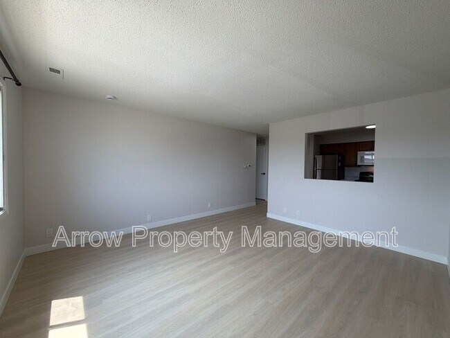 Building Photo - 515 W Saunders Ave
